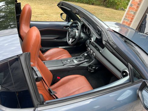 Used 2022 MAZDA MX-5 Miata RF Grand Touring image 2