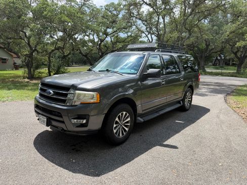 Used 2016 Ford Expedition EL XLT w/ Equipment Group 202A AWD/4WD image 2