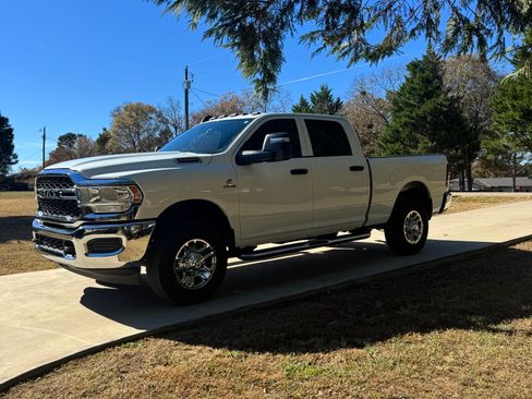 Used 2024 RAM 2500 Tradesman w/ Chrome Appearance Group AWD/4WD image 4