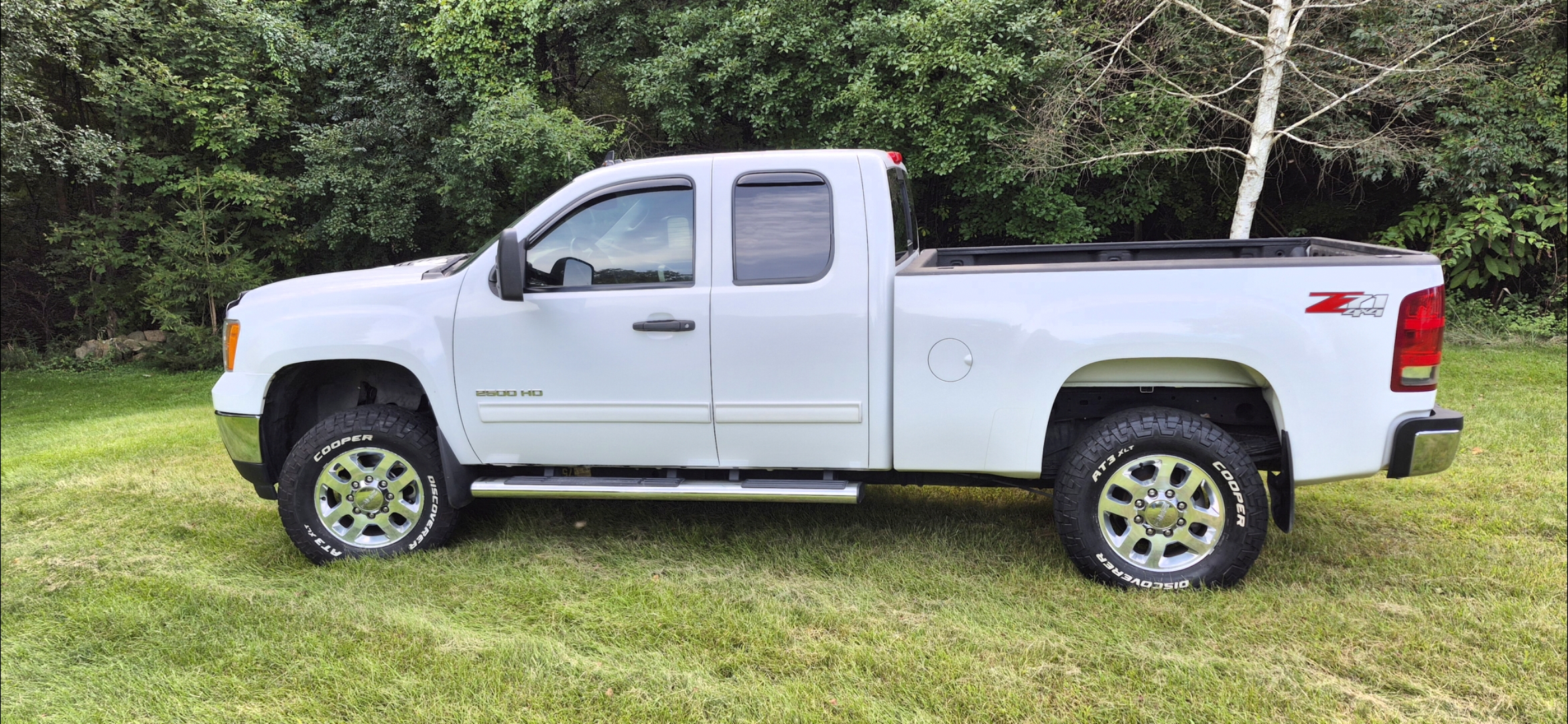 Used 2011 GMC Sierra 2500 SLE w/ SLE Preferred Package AWD/4WD image 1