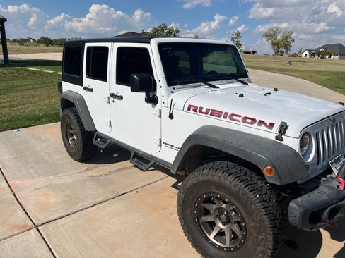 Used 2015 Jeep Wrangler Unlimited Rubicon w/ Connectivity Group image 5