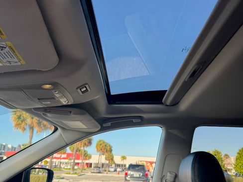 Used 2018 Nissan Pathfinder Platinum image 6