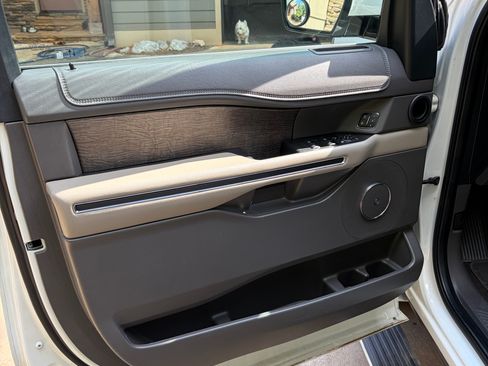 Used 2020 Ford Expedition Max Limited RWD image 16