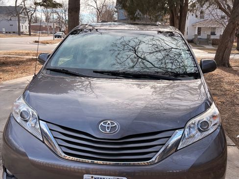 Used 2014 Toyota Sienna XLE image 1
