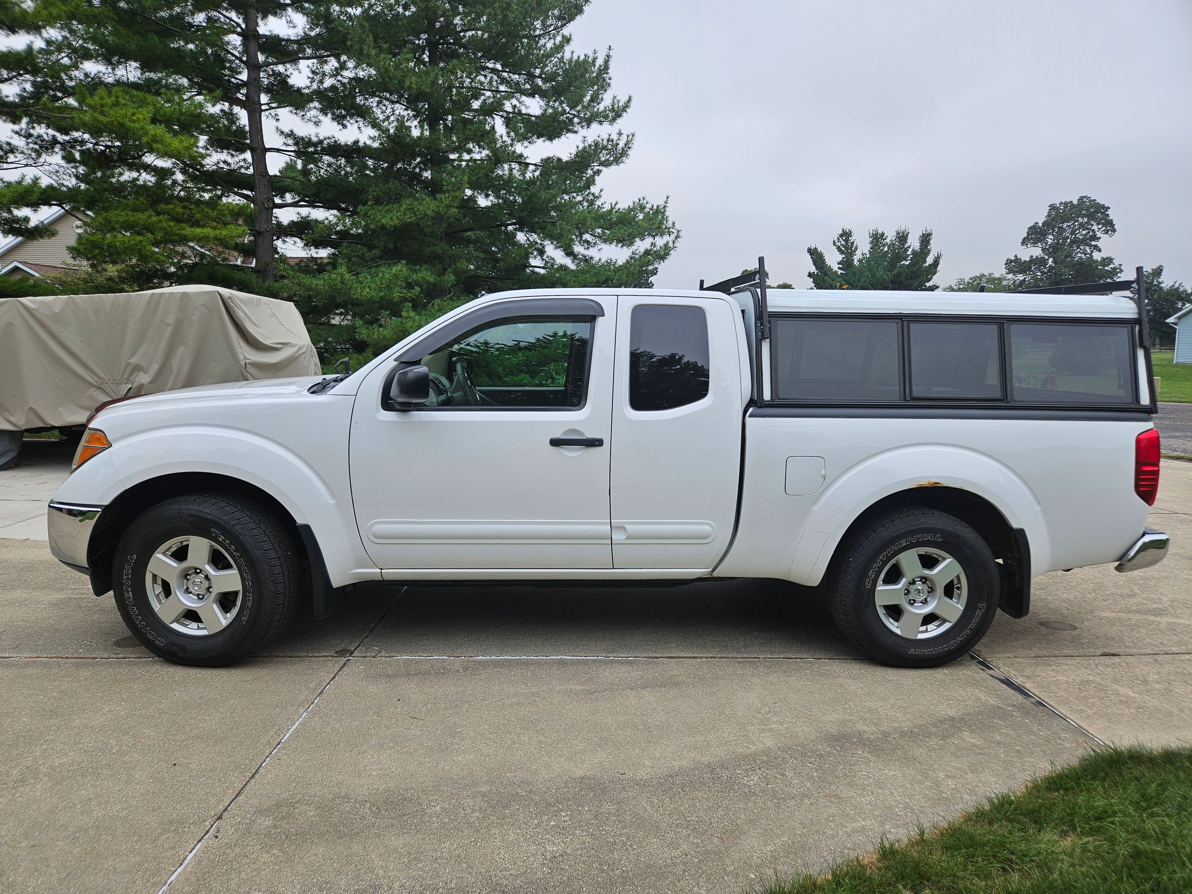 Used 2008 Nissan Frontier SE w/ SE Value Truck Pkg AWD/4WD image 2