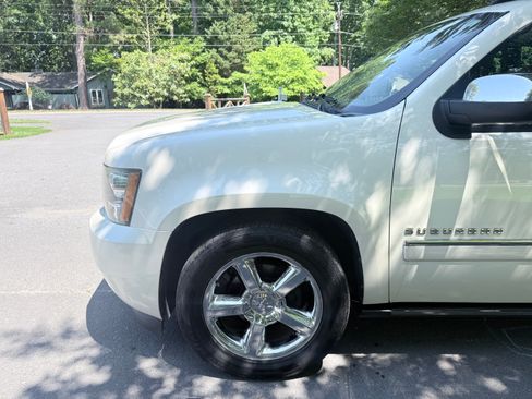 Used 2014 Chevrolet Suburban LTZ AWD/4WD image 12
