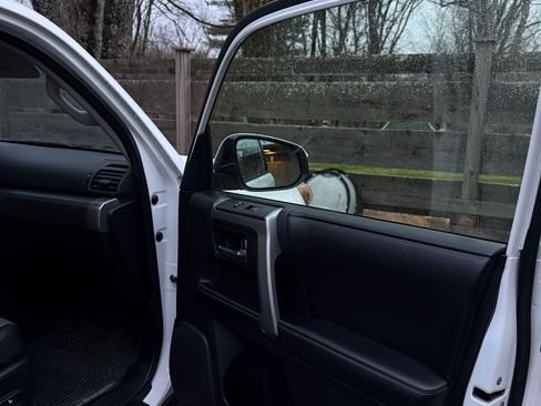 Used 2014 Toyota 4Runner SR5 Premium image 9