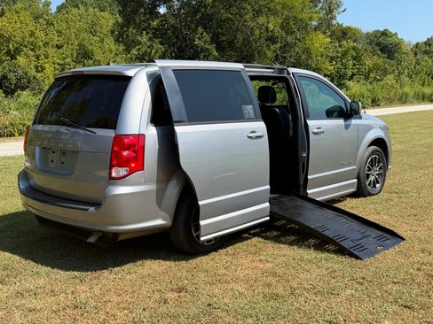 Used 2019 Dodge Grand Caravan SXT w/ Blacktop Package FWD image 9