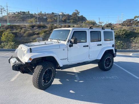 Used 2012 Jeep Wrangler Unlimited Sahara image 2