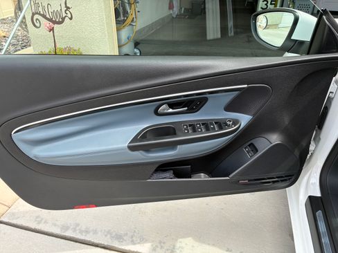 Used 2013 Volkswagen Eos Executive FWD image 4