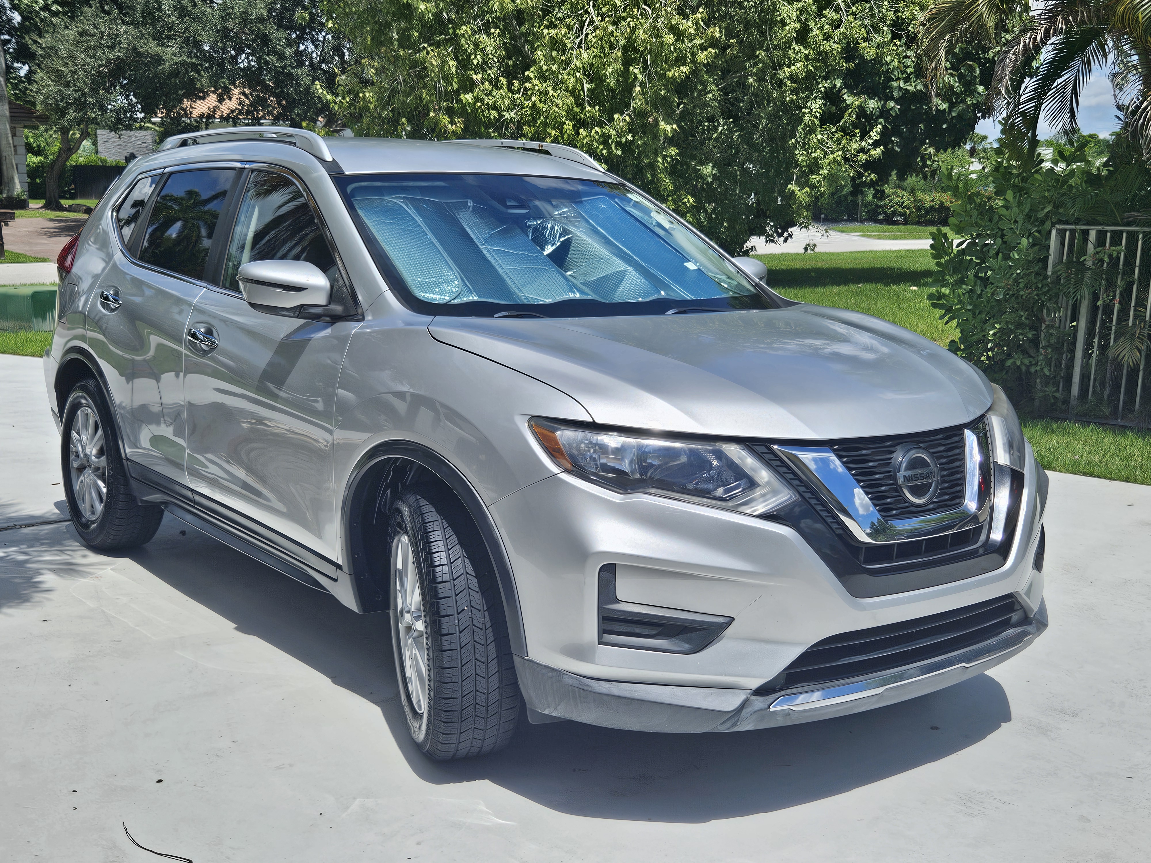 Used 2020 Nissan Rogue SV FWD image 1