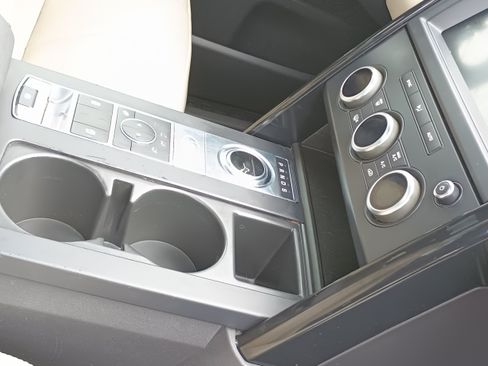 Used 2020 Land Rover Discovery SE image 19