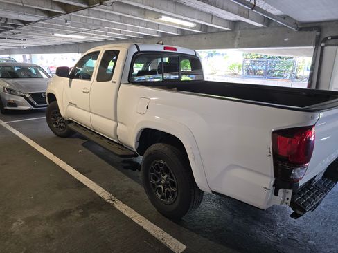 Used 2018 Toyota Tacoma SR5 w/ Four Season Floor Mat Package RWD image 2