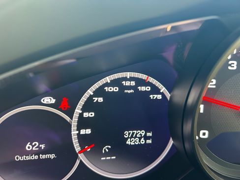 Used 2023 Porsche Cayenne Platinum Edition image 9