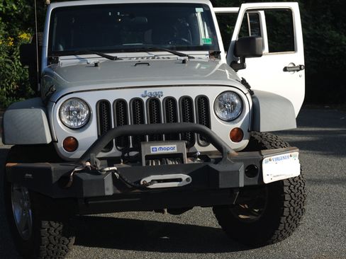Used 2011 Jeep Wrangler Unlimited Rubicon w/ Connectivity Group AWD/4WD image 10