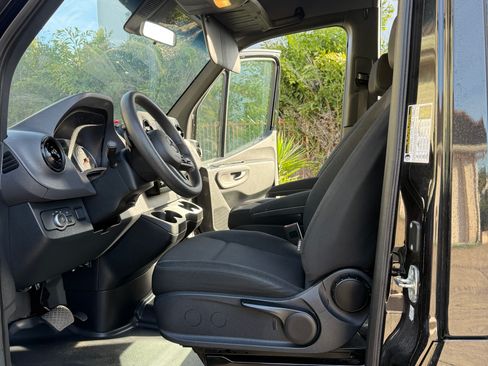 Used 2024 Mercedes-Benz Sprinter 2500 image 4