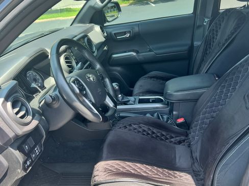 Used 2022 Toyota Tacoma TRD Off-Road AWD/4WD image 6