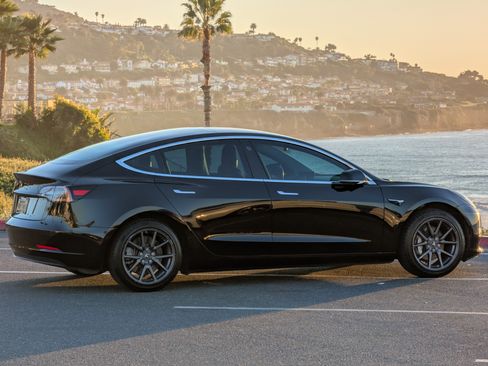 Used 2018 Tesla Model 3 Long Range image 2