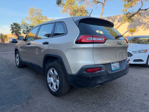 Used 2015 Jeep Cherokee Sport image 6