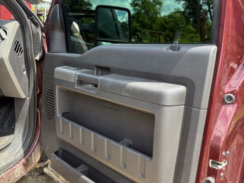Used 2011 Ford F250 Lariat w/ Lariat Interior Pkg AWD/4WD image 4