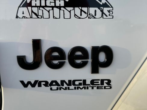 Used 2021 Jeep Wrangler Unlimited Sahara AWD/4WD image 11