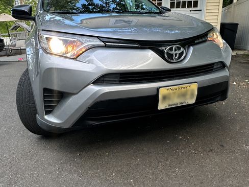 Used 2016 Toyota RAV4 LE AWD/4WD image 1