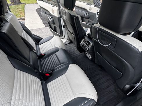 Used 2022 Land Rover Discovery S R-Dynamic image 6