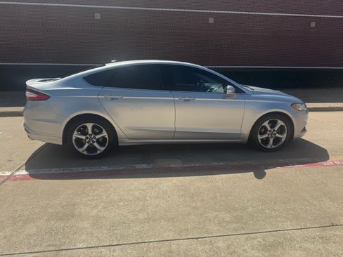 Used 2014 Ford Fusion SE image 9