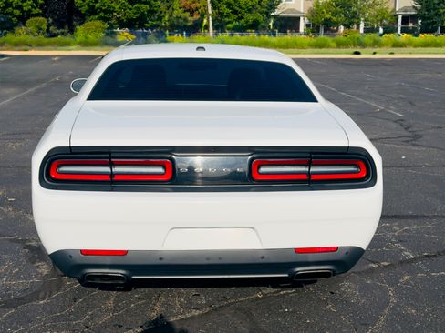 Used 2015 Dodge Challenger SXT w/ Driver Convenience Group RWD image 4
