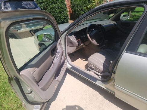 Used 1999 Toyota Avalon XLS FWD image 8