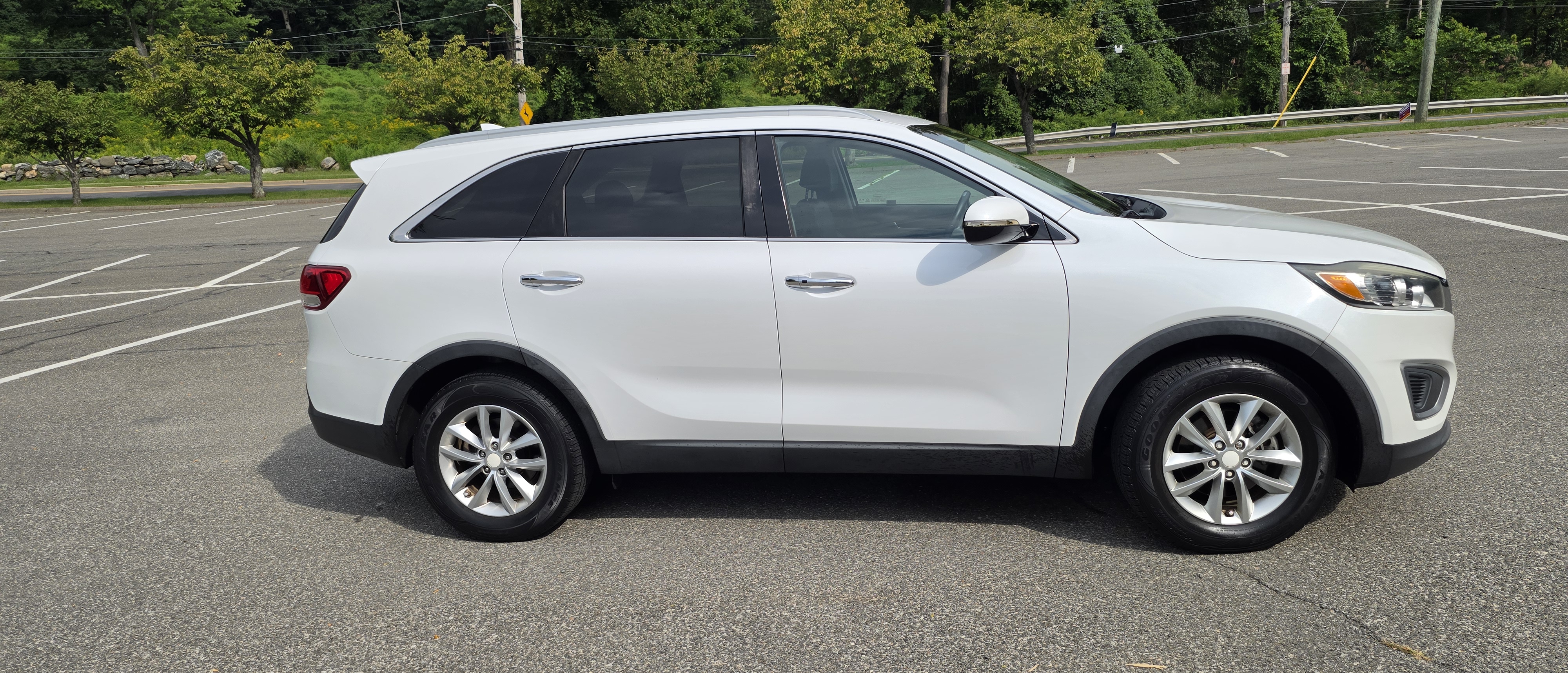 Used 2017 Kia Sorento FWD w/ LX Convenience Package image 2