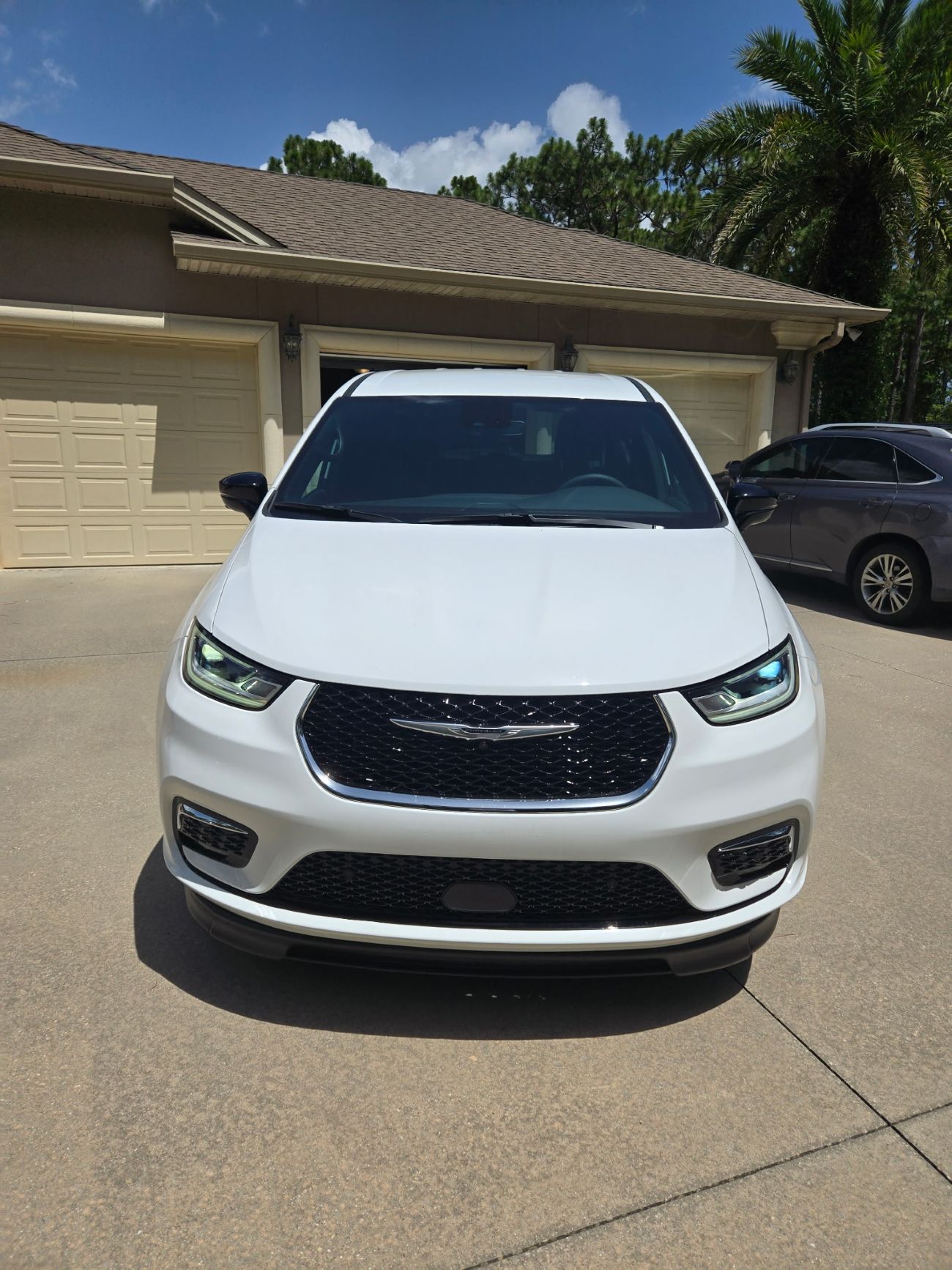 Used 2025 Chrysler Pacifica Select FWD image 1