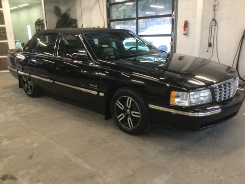 Used 1999 Cadillac De Ville D'Elegance image 1