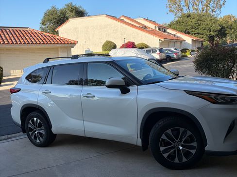 Used 2020 Toyota Highlander XLE AWD/4WD image 4