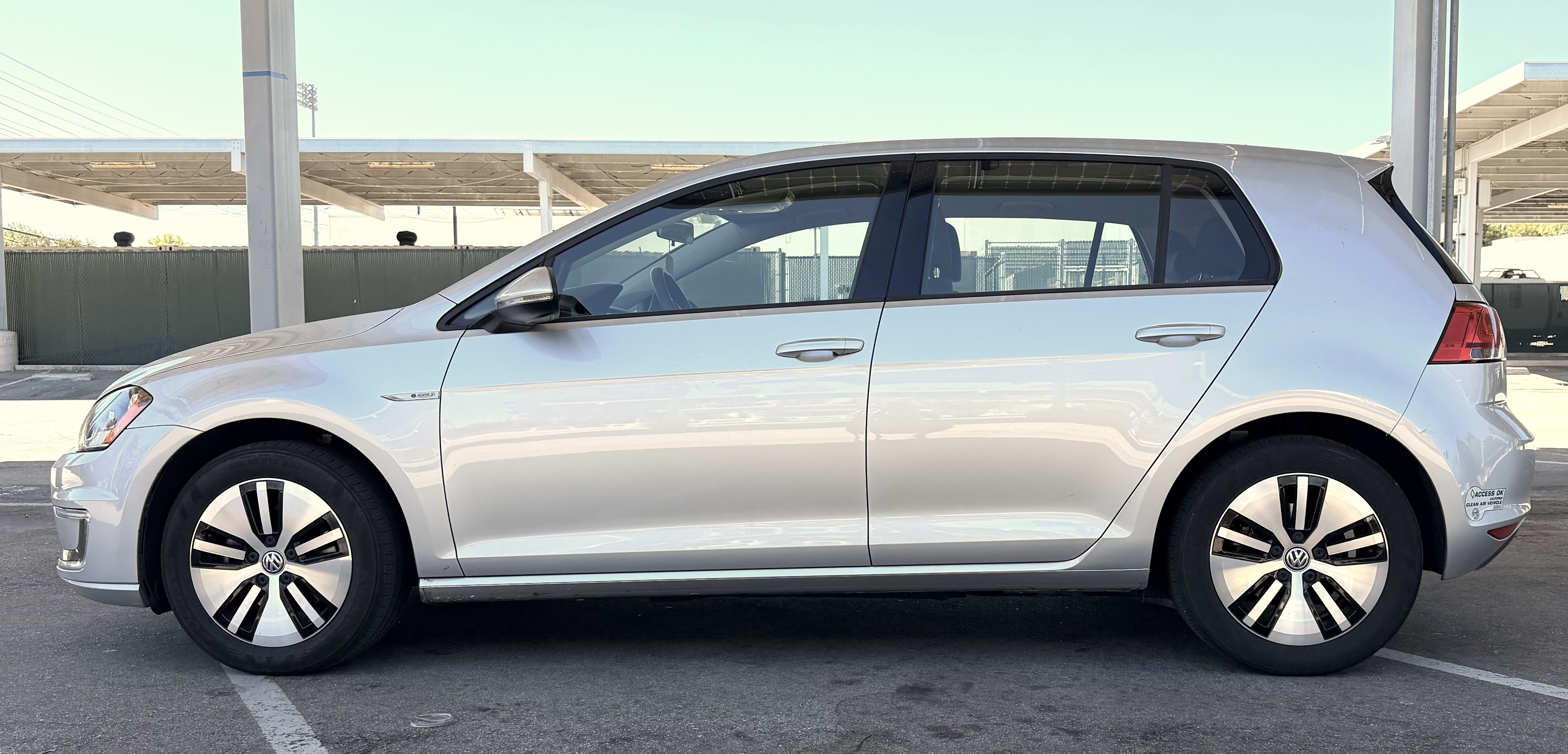 Used 2016 Volkswagen e-Golf SE FWD image 1