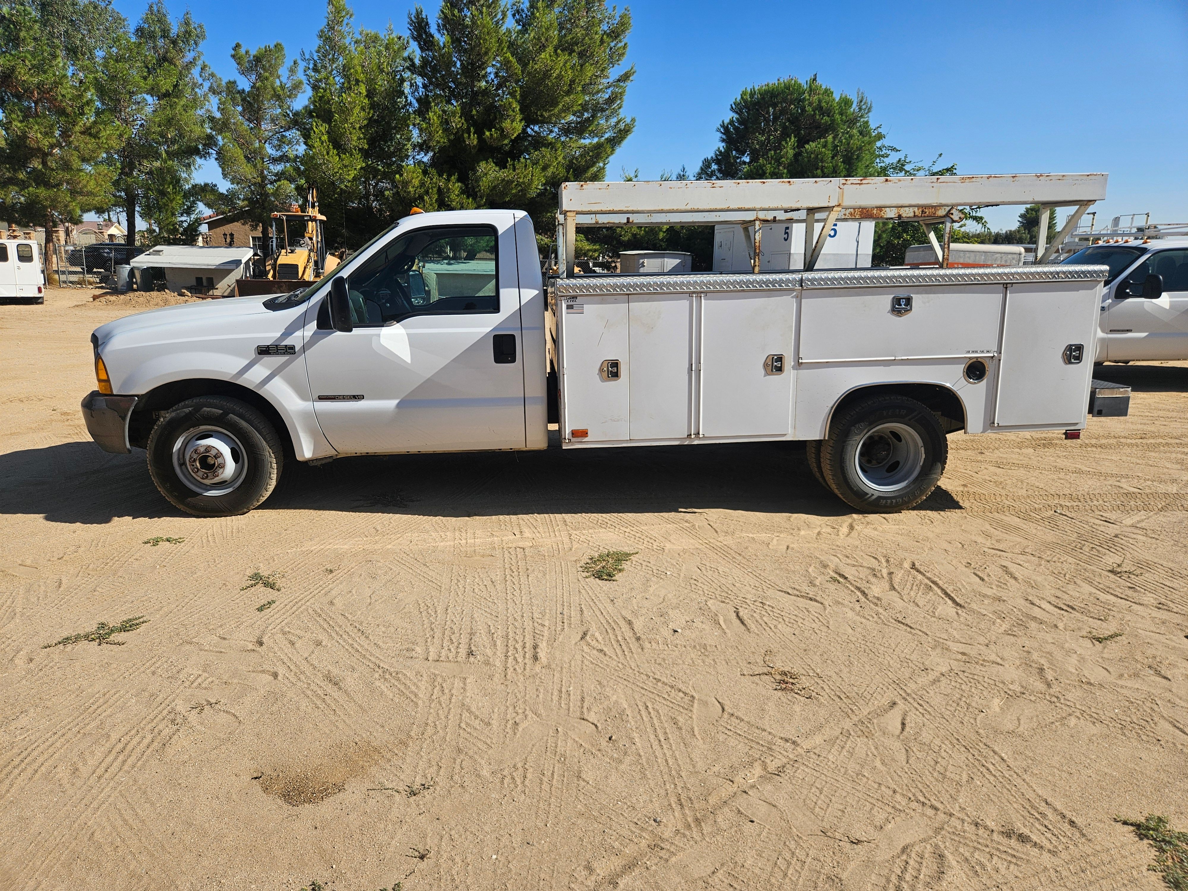Used 2000 Ford F350 2WD Regular Cab DRW Super Duty image 2