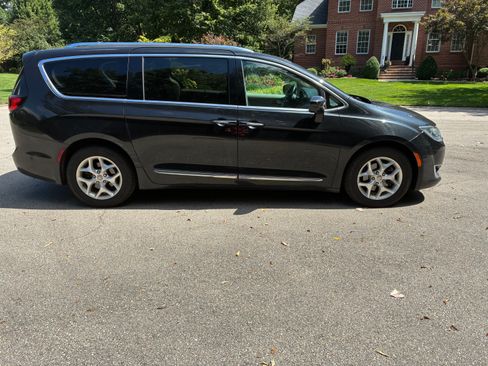 Used 2018 Chrysler Pacifica Touring-L Plus w/ Advanced Safetytec Group FWD image 6