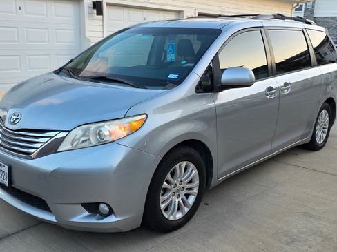 Used 2013 Toyota Sienna XLE w/ Entertainment Pkg image 6