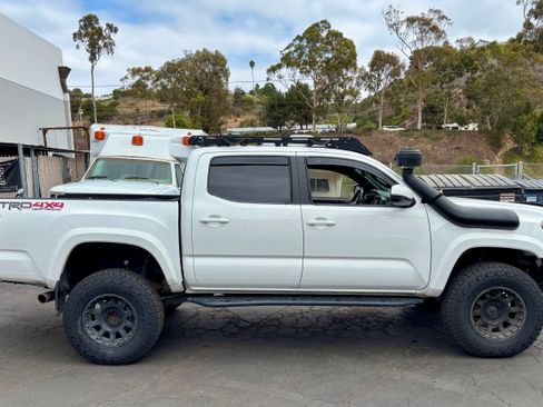 Used 2016 Toyota Tacoma TRD Off-Road AWD/4WD image 1