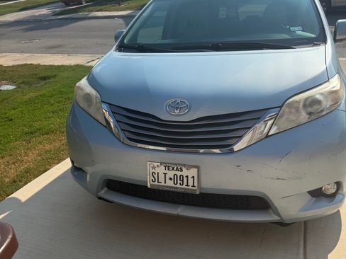 Used 2016 Toyota Sienna XLE image 4
