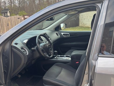 Used 2017 Nissan Pathfinder SV w/ SV Tech Package image 8