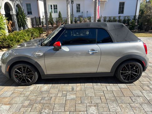 Used 2018 MINI Cooper S image 1