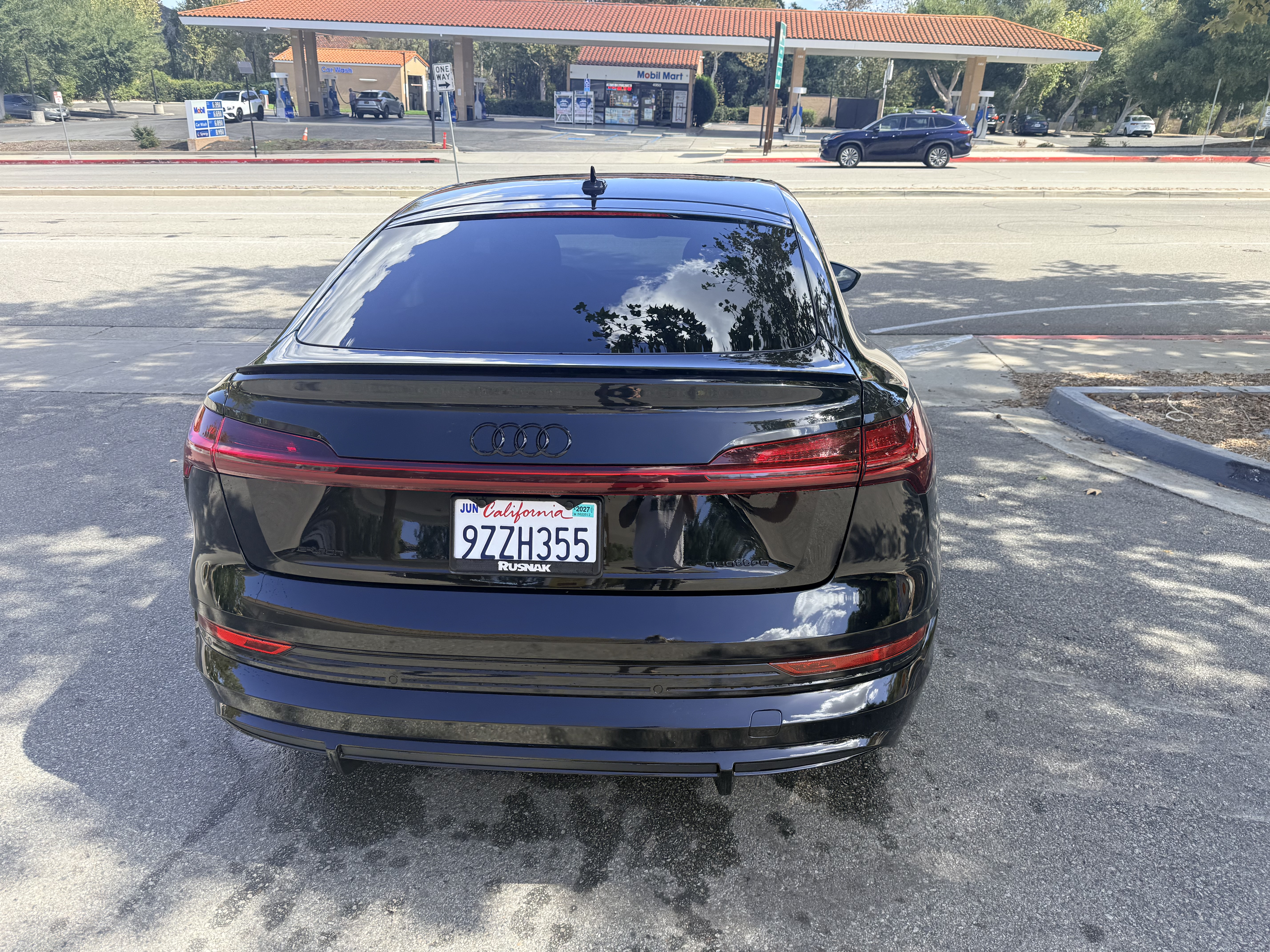 Used 2022 Audi e-tron Premium Plus w/ Premium Plus Package AWD/4WD image 21
