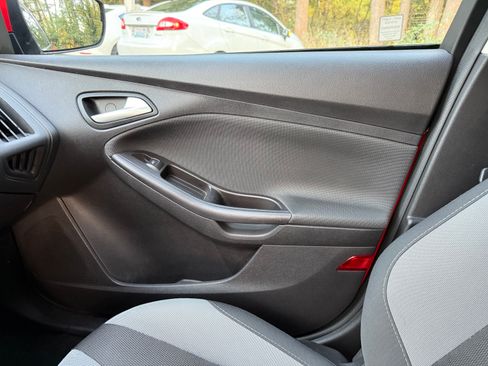 Used 2014 Ford Focus SE w/ SE Sport Package image 13
