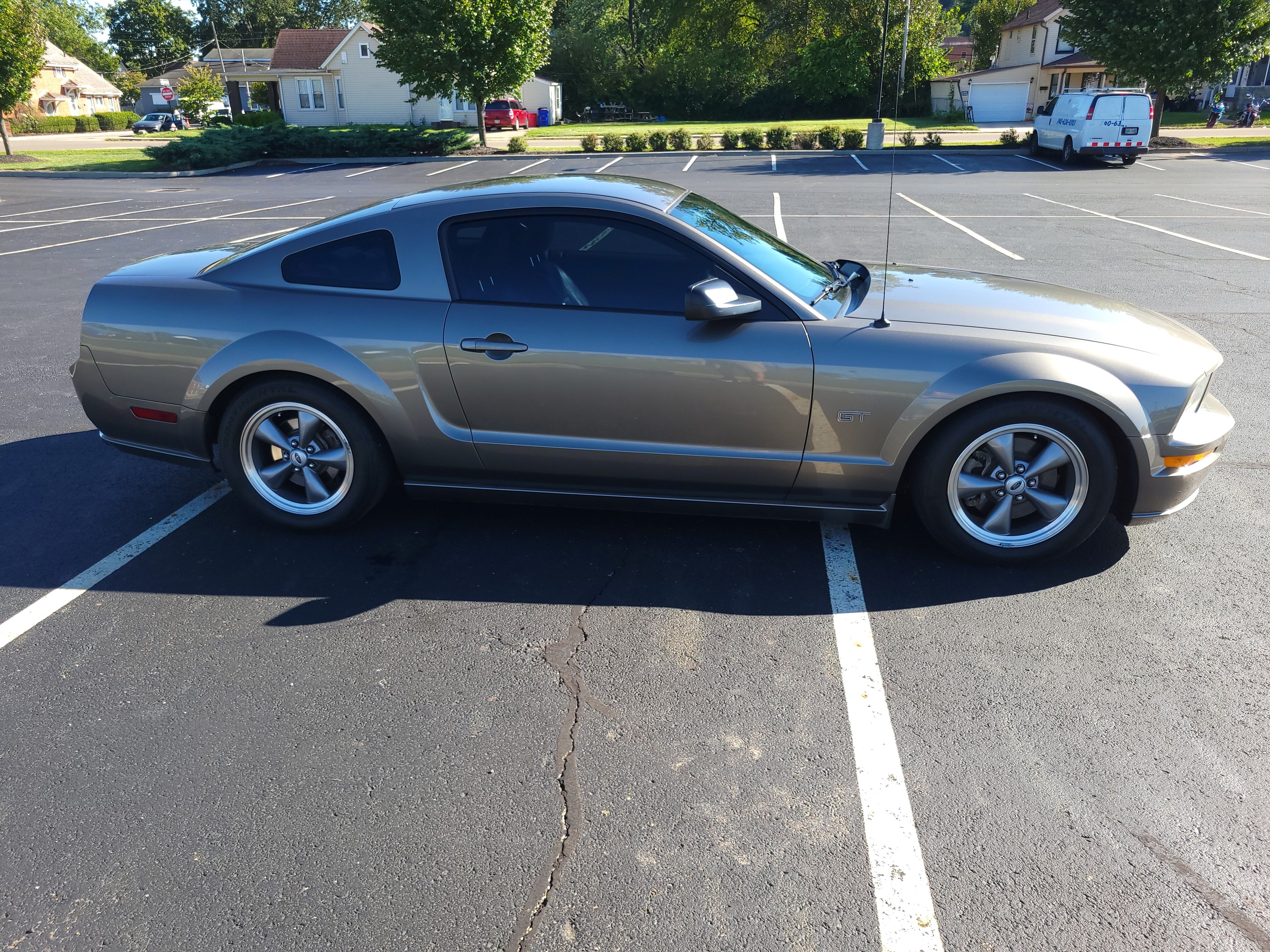 Used 2005 Ford Mustang GT RWD image 2