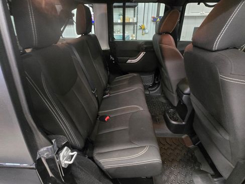 Used 2015 Jeep Wrangler Unlimited Rubicon image 9