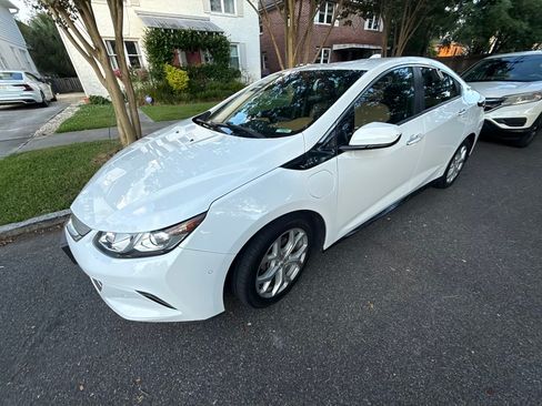 Used 2017 Chevrolet Volt Premier w/ Driver Confidence II Package FWD image 9