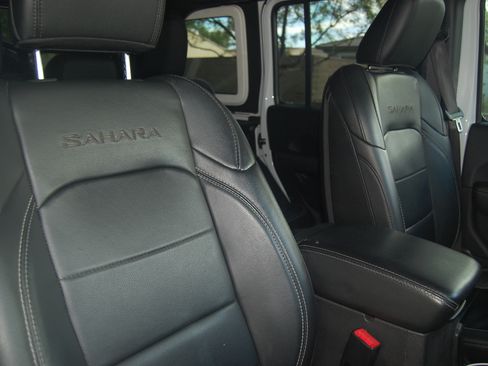 Used 2018 Jeep Wrangler Unlimited Sahara image 10