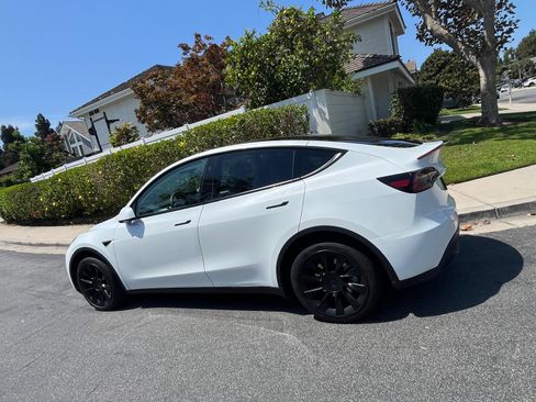 Used 2023 Tesla Model Y Long Range AWD/4WD image 5