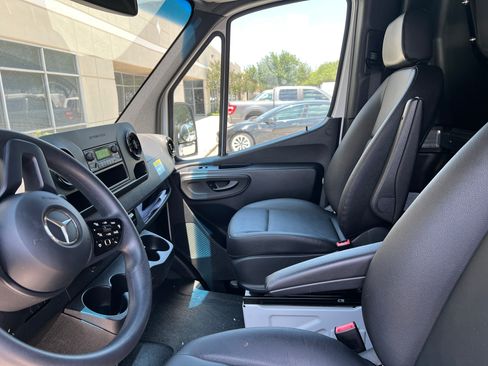 Used 2021 Mercedes-Benz Sprinter 2500 image 10